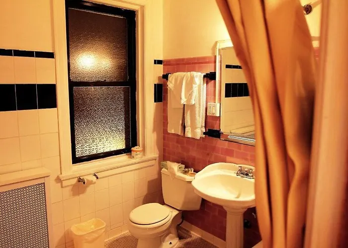 Hotel At Lincoln Park 2*